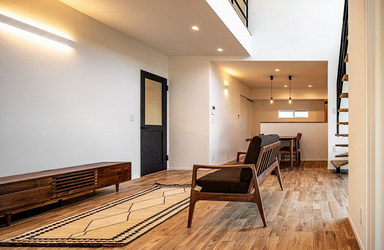 福山市で使いやすくオシャレな「造付家具のある家」をお探しな方へ　造作本棚の魅力とは？｜株式会社加度商